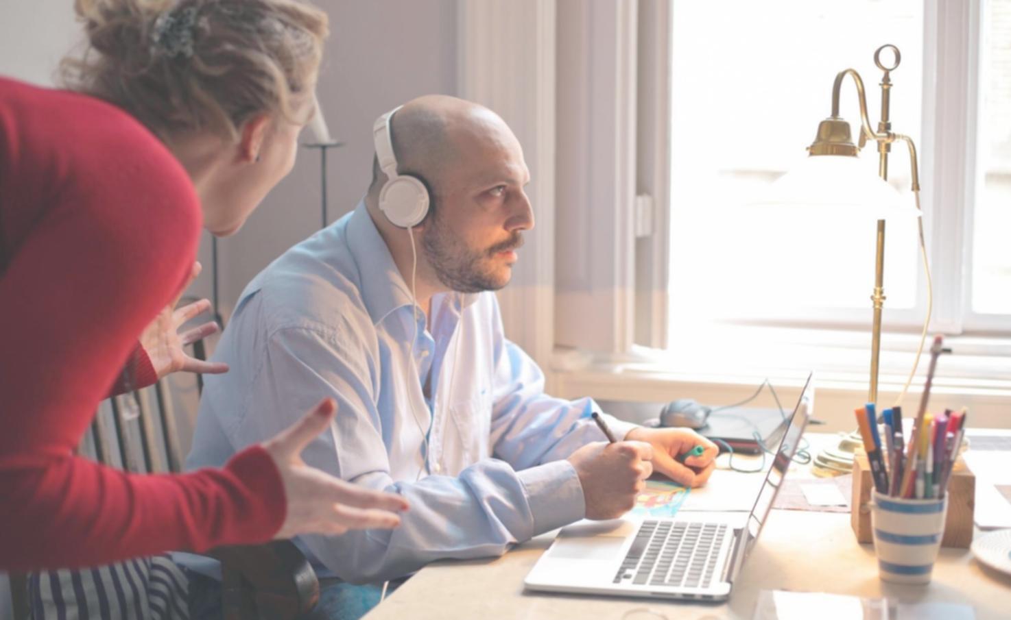 Entspannte Arbeitsatmosphäre in modernem Beratungsraum